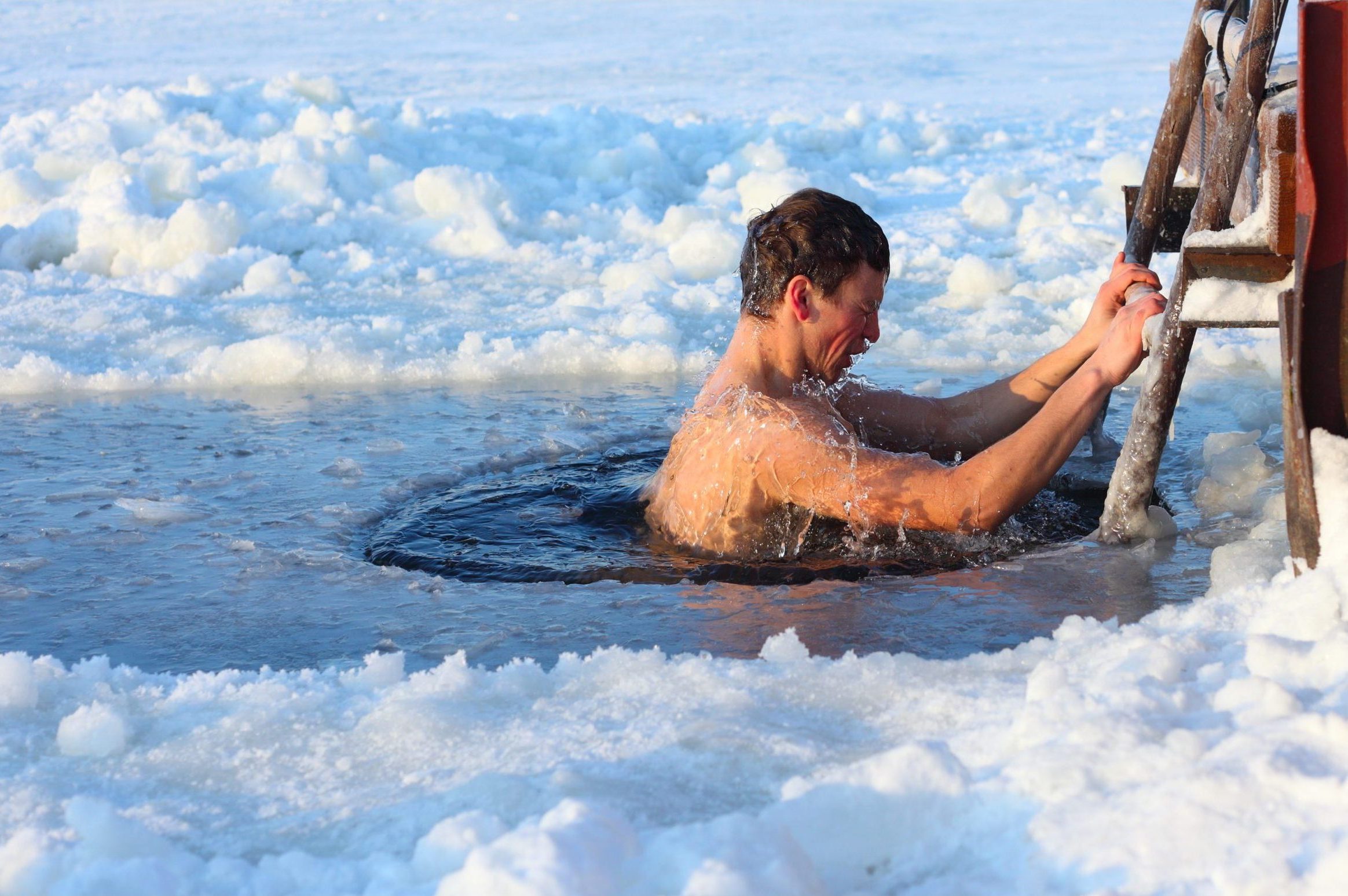 IceSwimming©visitturku-scaled