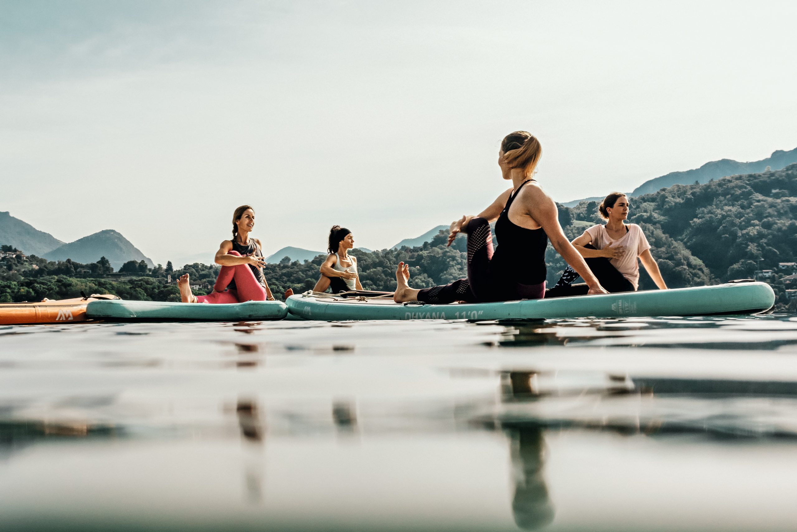 SUP-Yogalektion vor Agno auf dem Luganersee